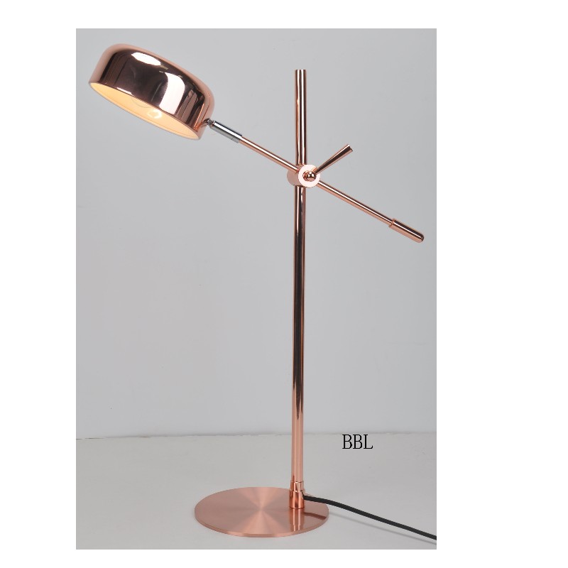 Bordslampa med metallskärm och justeringsfunktion