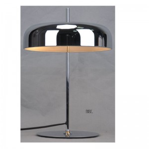 Bordslampa med metallskärm och platt bas