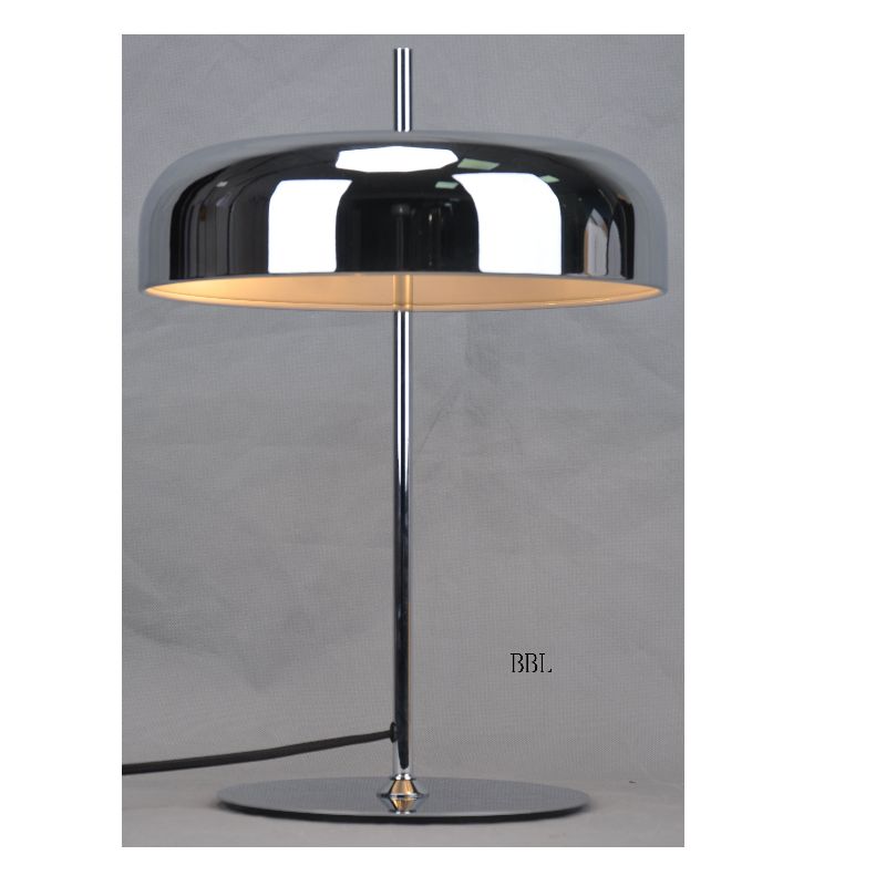 Bordslampa med metallskärm och platt bas