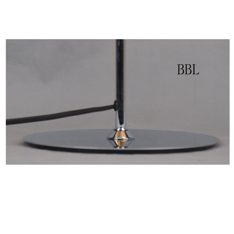 Bordslampa med metallskärm och platt bas