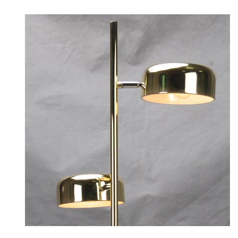 Golvlampa med metallskärm och justera funktion