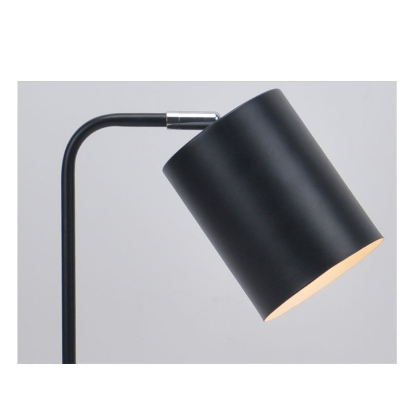 Bordslampa med metallskärm och justera skuggfunktion