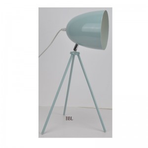 Stativbordslampa med metallskärm och justeringsfunktion