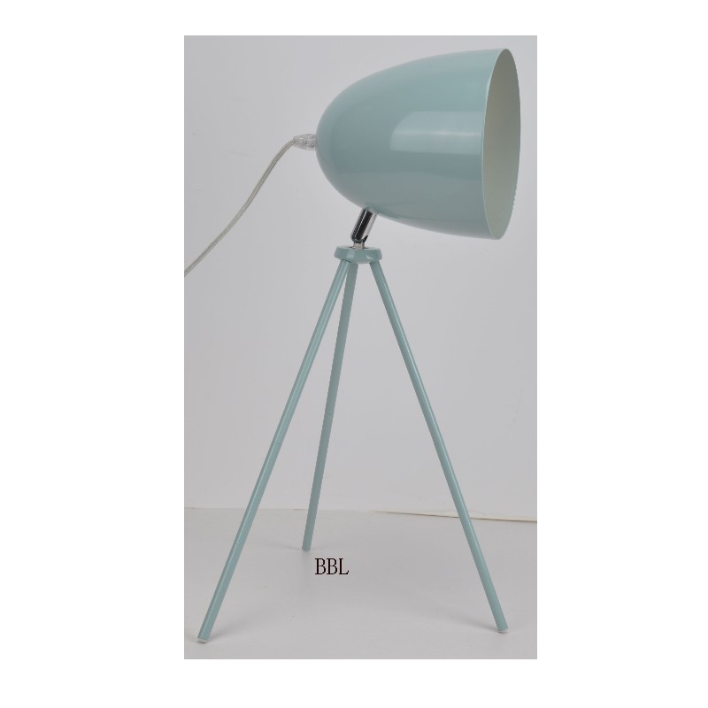 Stativbordslampa med metallskärm och justeringsfunktion