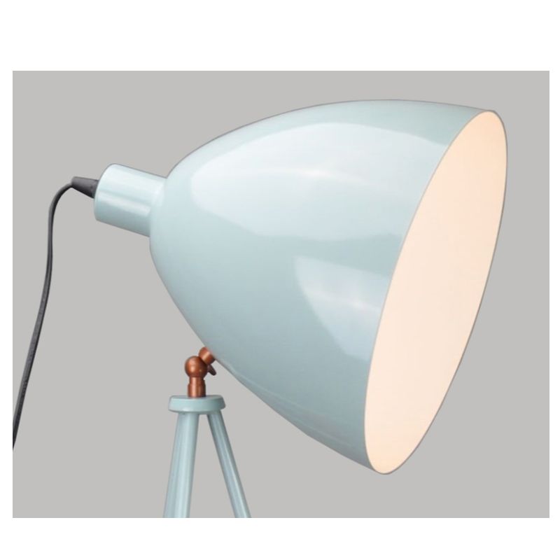 Stativ golvlampa med metallskärm och justeringsfunktion