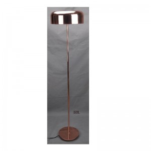 Modern golvlampa med metallskärm