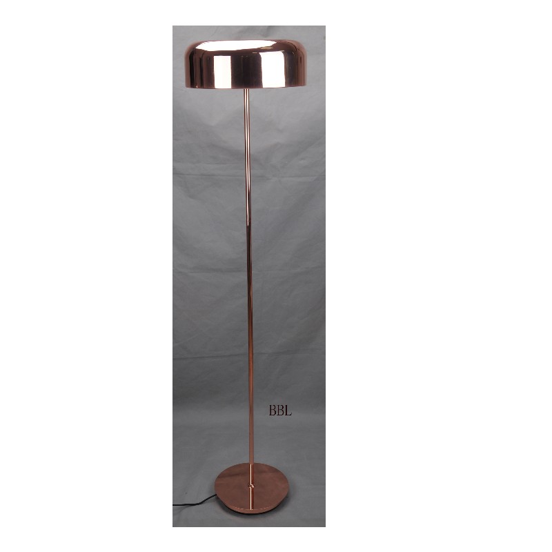 Modern golvlampa med metallskärm