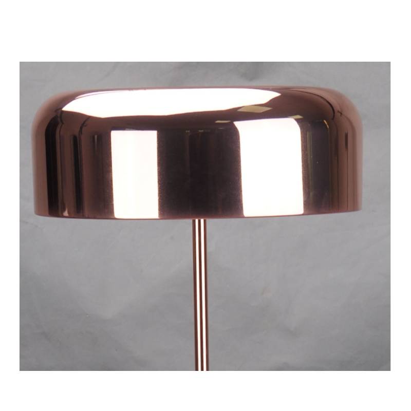 Modern golvlampa med metallskärm