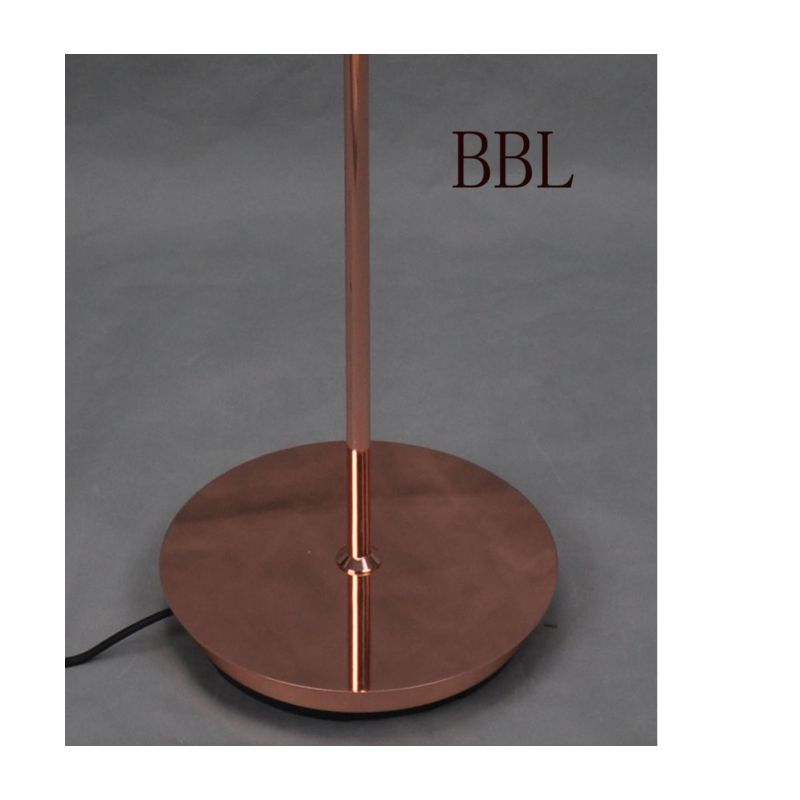 Modern golvlampa med metallskärm