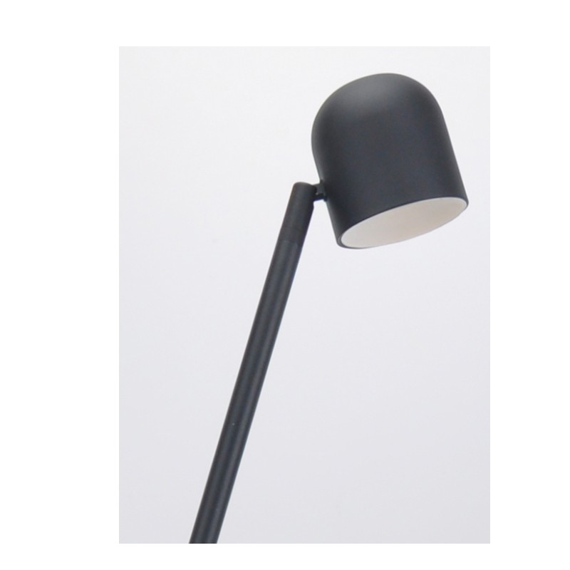 LED-golvlampa med metallskärm