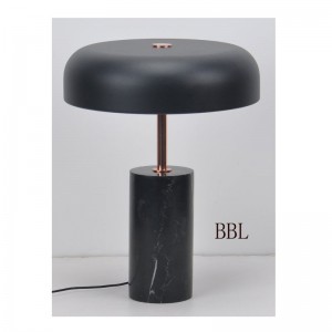 LED bordslampa med svart marmorbund och metallskärm