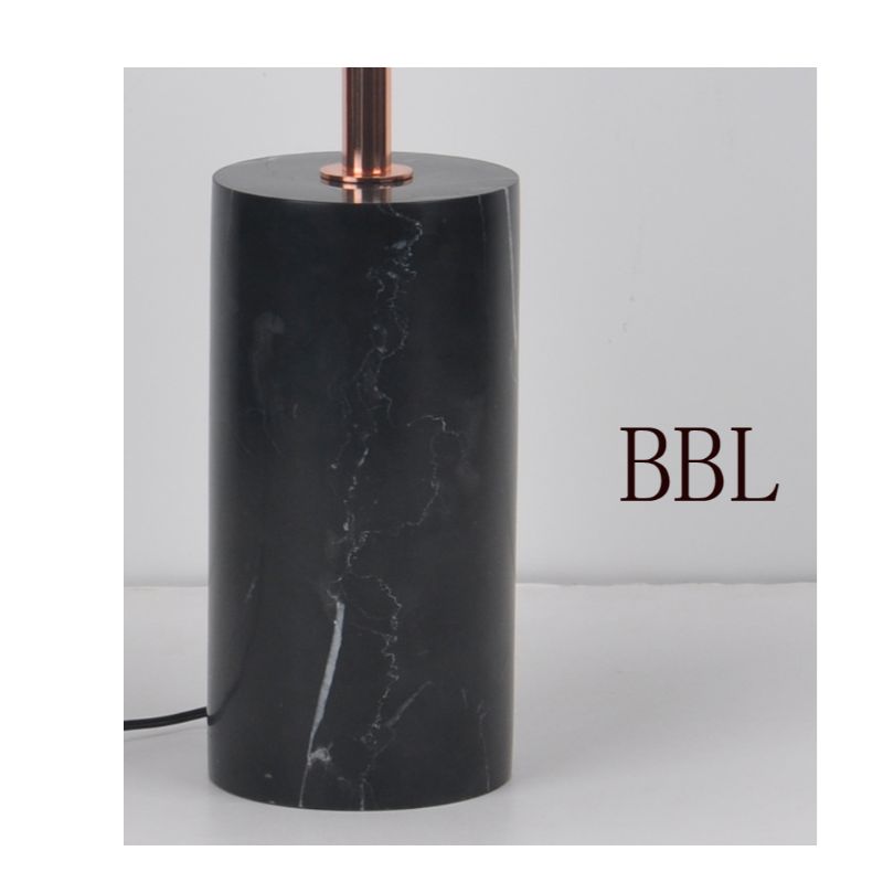 LED bordslampa med svart marmorbund och metallskärm