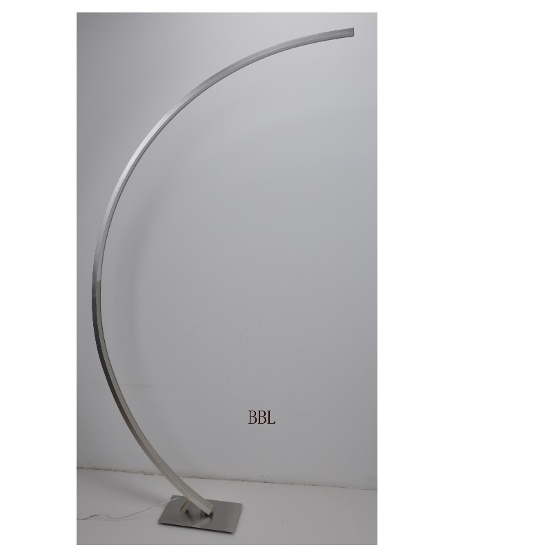 LED-golvlampa med beröringsdimmer på lampans topp