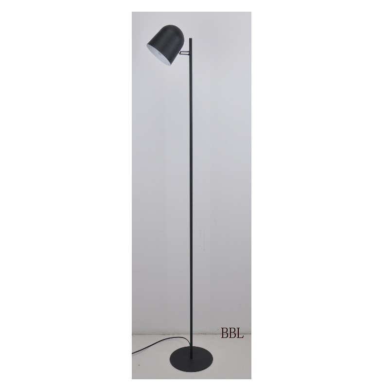 Golvlykta med justerbar lampskärm