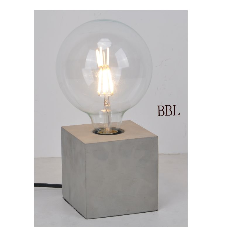 Bordslampa med fyrkantig betongbotten