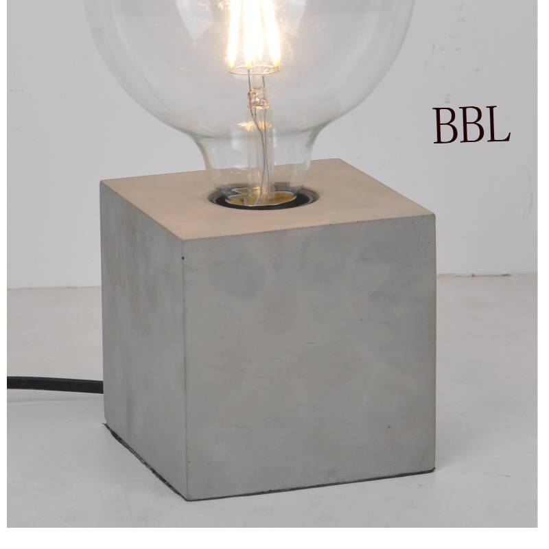 Bordslampa med fyrkantig betongbotten