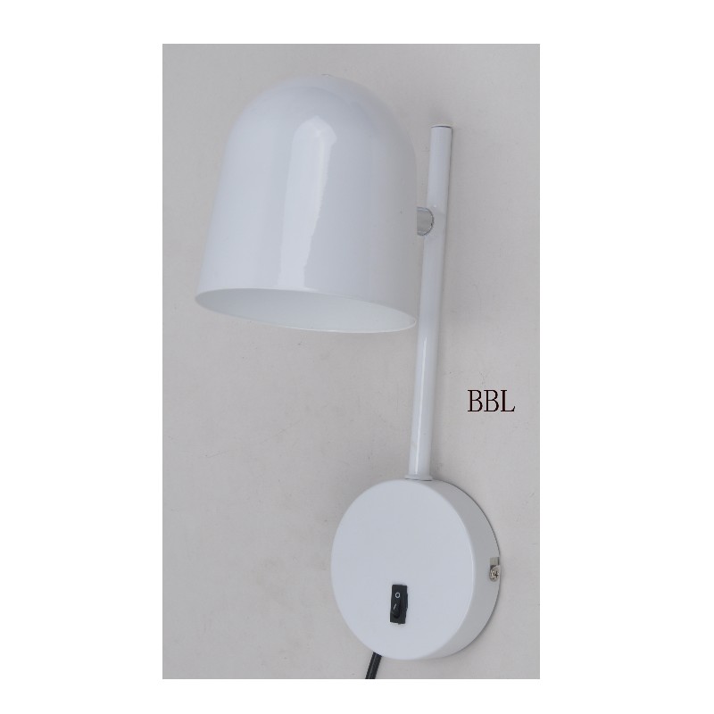 Vägglampa med roterbar metallskärm