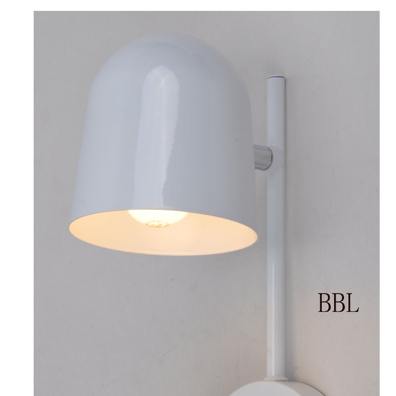 Vägglampa med roterbar metallskärm