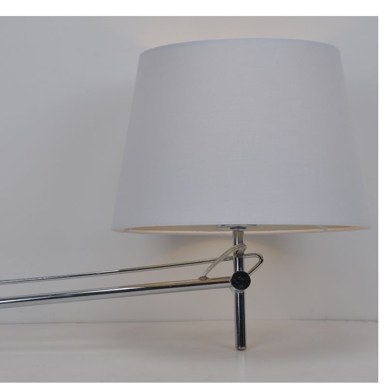 Vägglampa med tygskärm och justerbar funktion